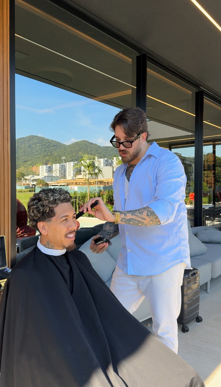 André Padilha finalizando corte no estúdio